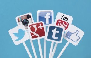 when-to-hire-or-not-to-hire-social-media-consultant-for-your-business1-881x561